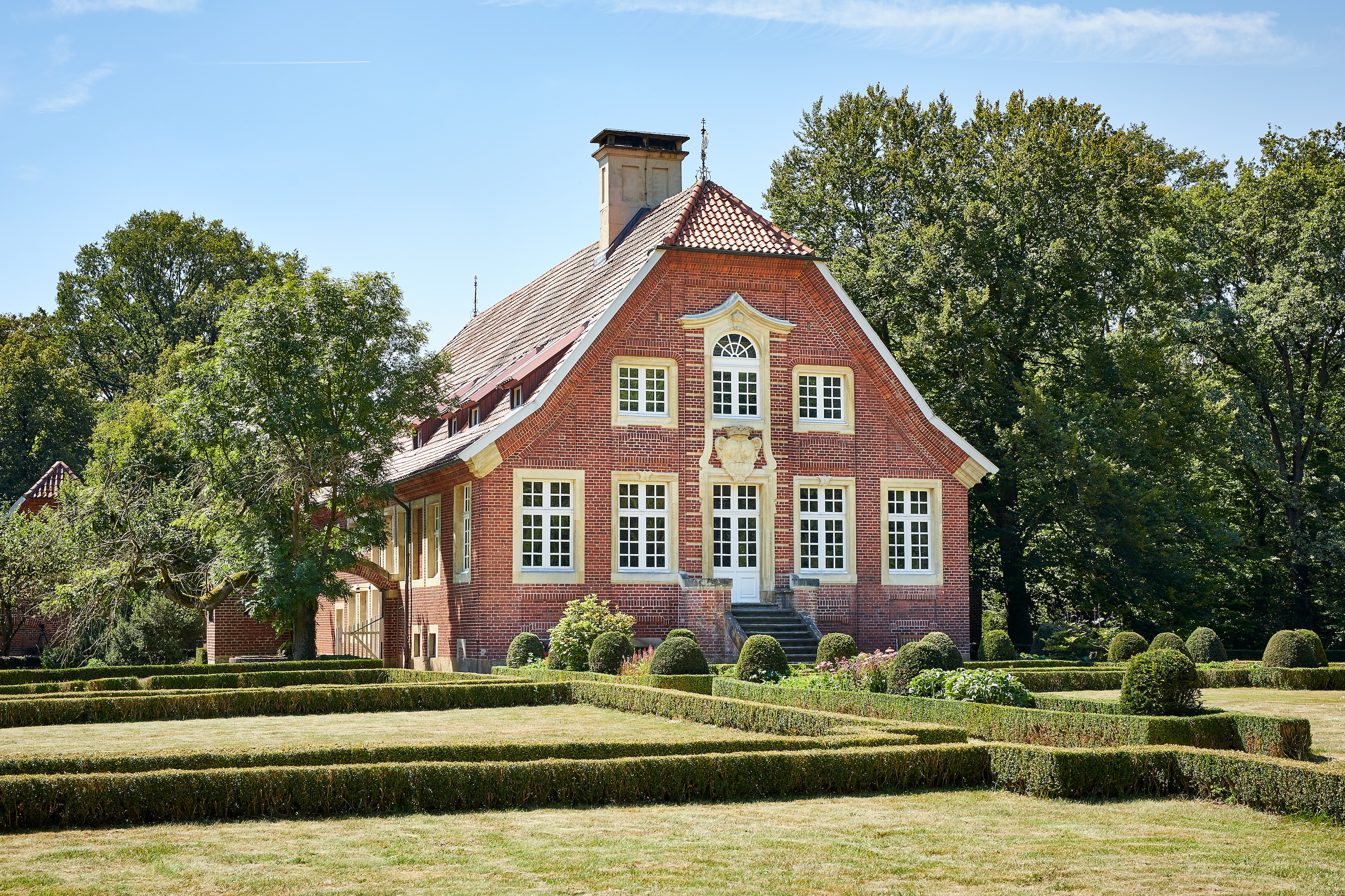 Großes altes Wohngebäude im Park