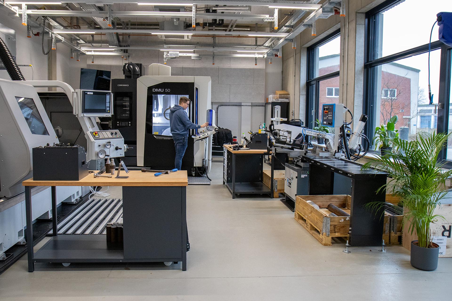 Metallwerkstatt mit verschiedenen technischen Geräten