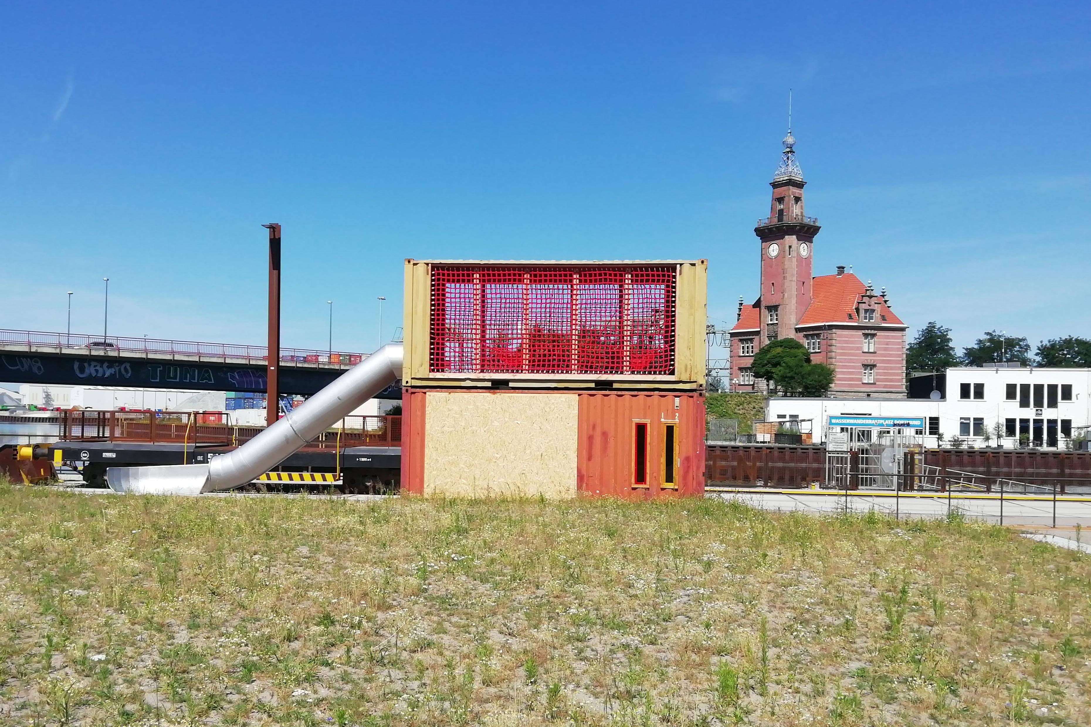 Es wird ein Gebäude mit einer Rutsche abgebildet.