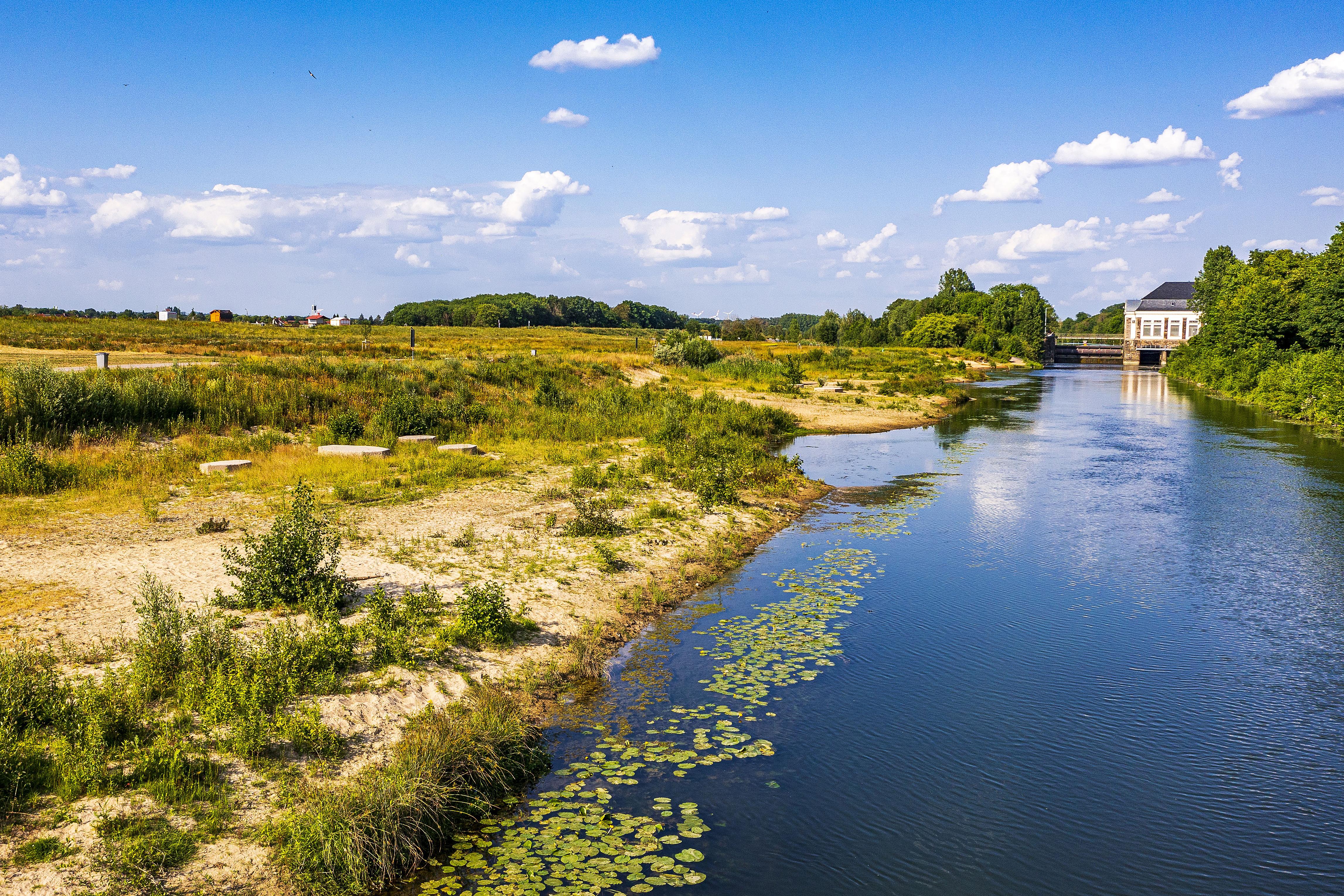 Es ist ein Fluss und Felder abgebildet.