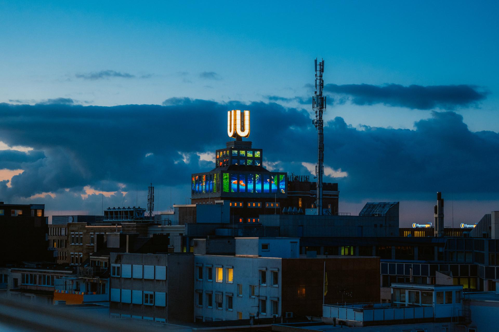 Das Dortmunder U in der Abenddämmerung ist abgebildet. 