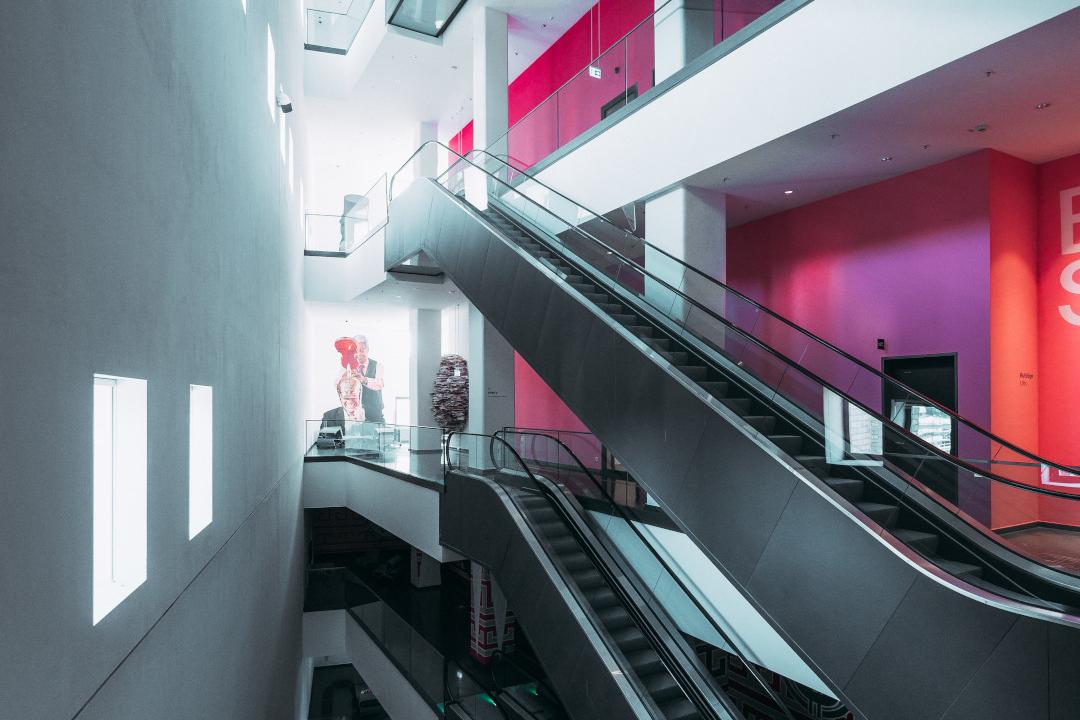 Es sind mehrere Rolltreppen übereinander zu sehen.
