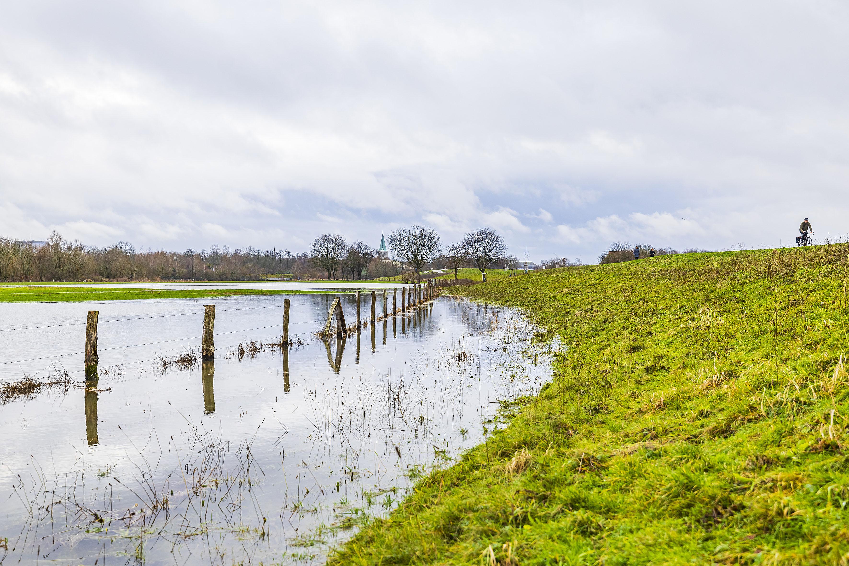 Es ist eine Landschaft mit Hochwasser abgebildet.