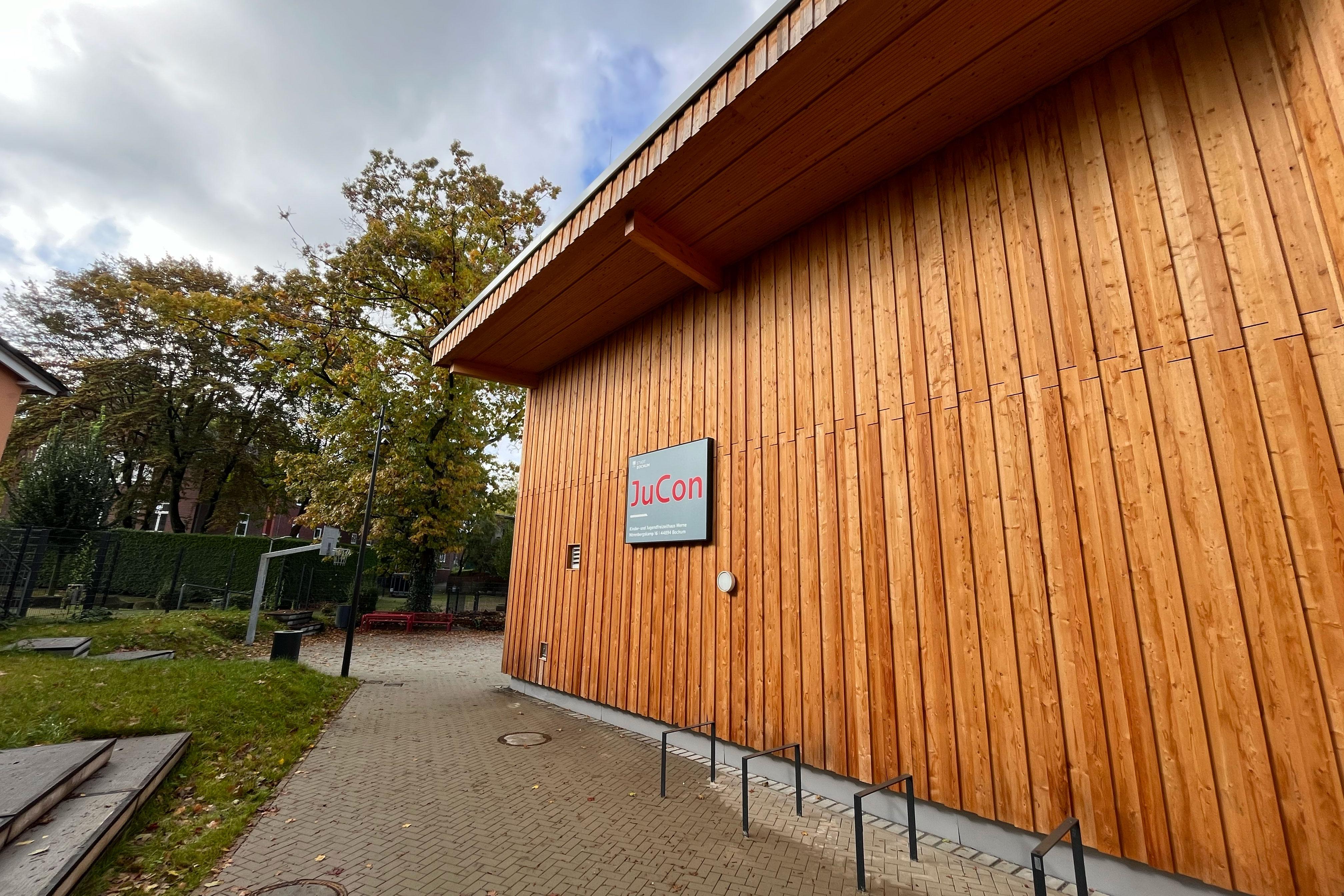 Es ist das Kinder- und Jugendzentrum Jucon von außen abgebildet. Man sieht eine Holzfassade.