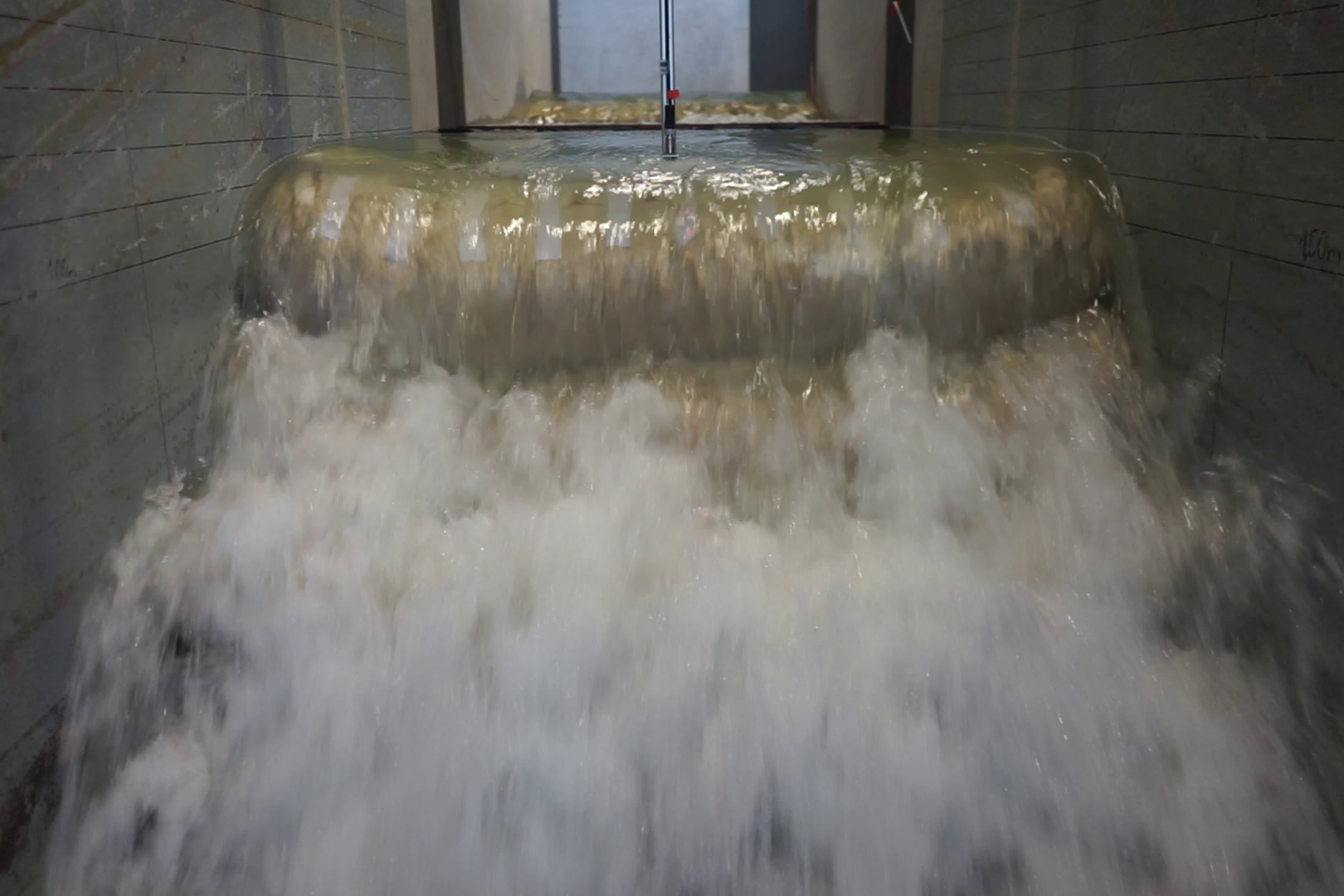 Es ist strömendes Wasser abgebildet.