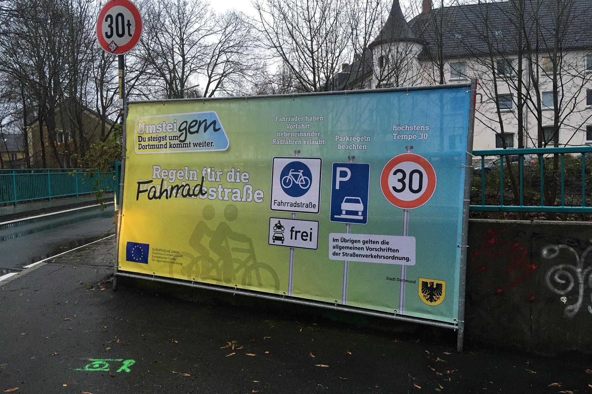 Ein Kampagnen-Plakakt an einer Straße in Dortmund.