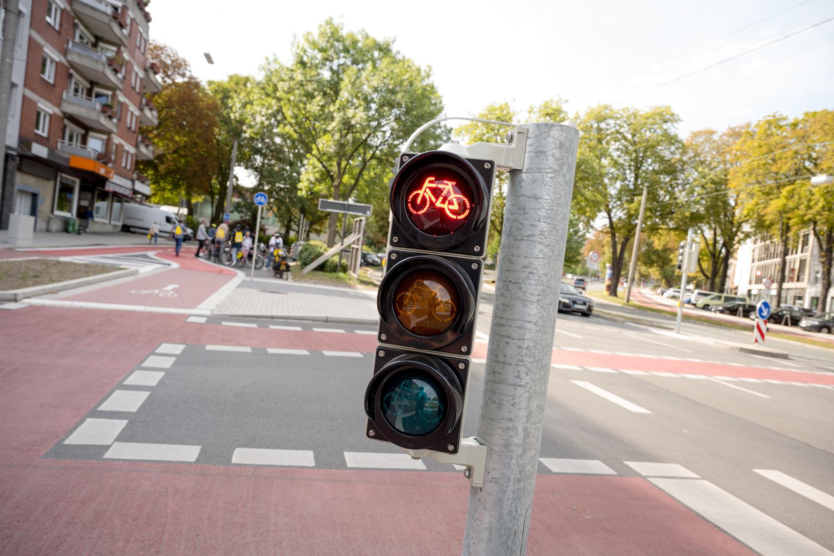 Eine Fahrradampel an einer großen Straßenkreuzung.