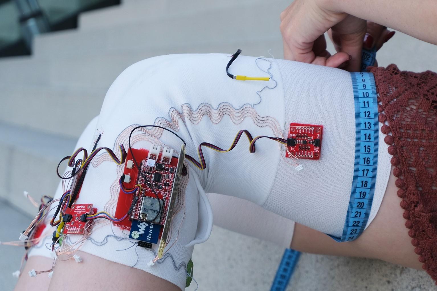 Die Bandage mit den verkabelten Sensoren an Knie einer Testperson.