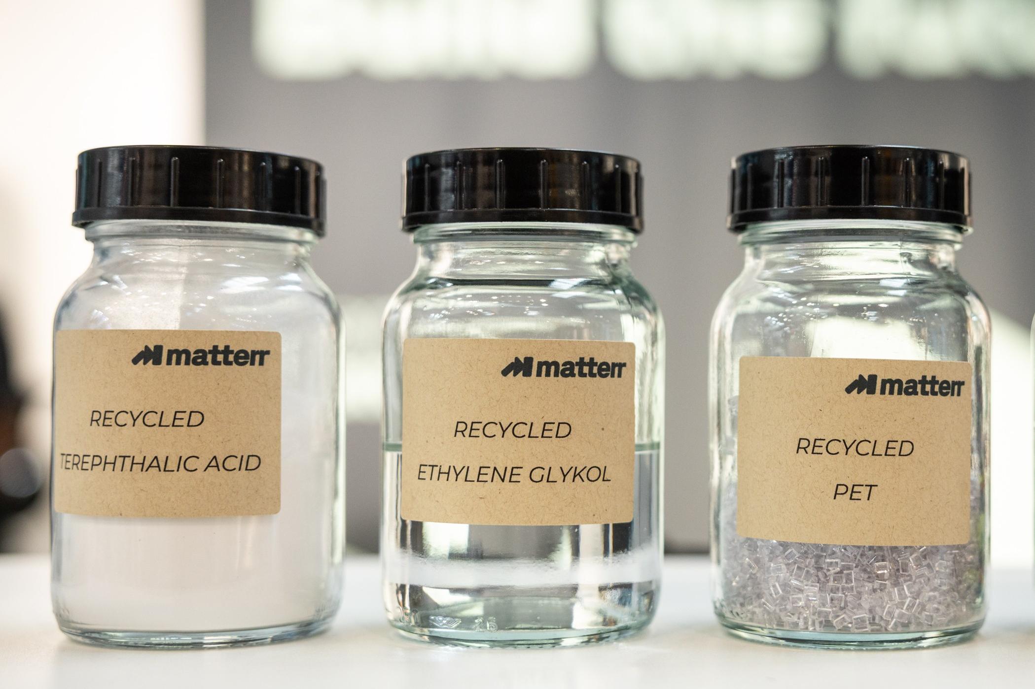 Drei verschraubte Gläser mit Recycling-Kunststoffen