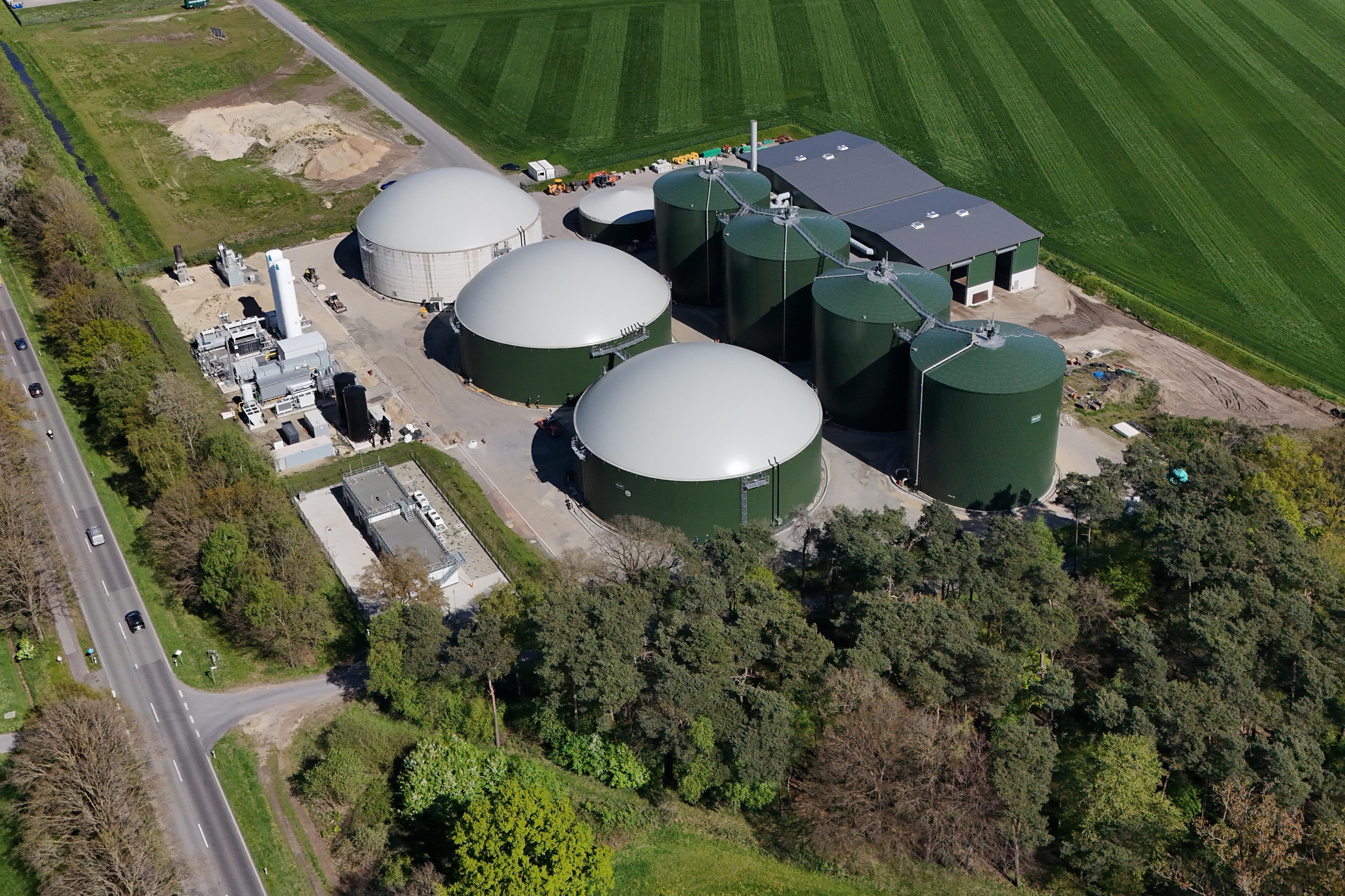 Versuchsanlage mit mehreren großen Gebäuden (Luftbild)FH