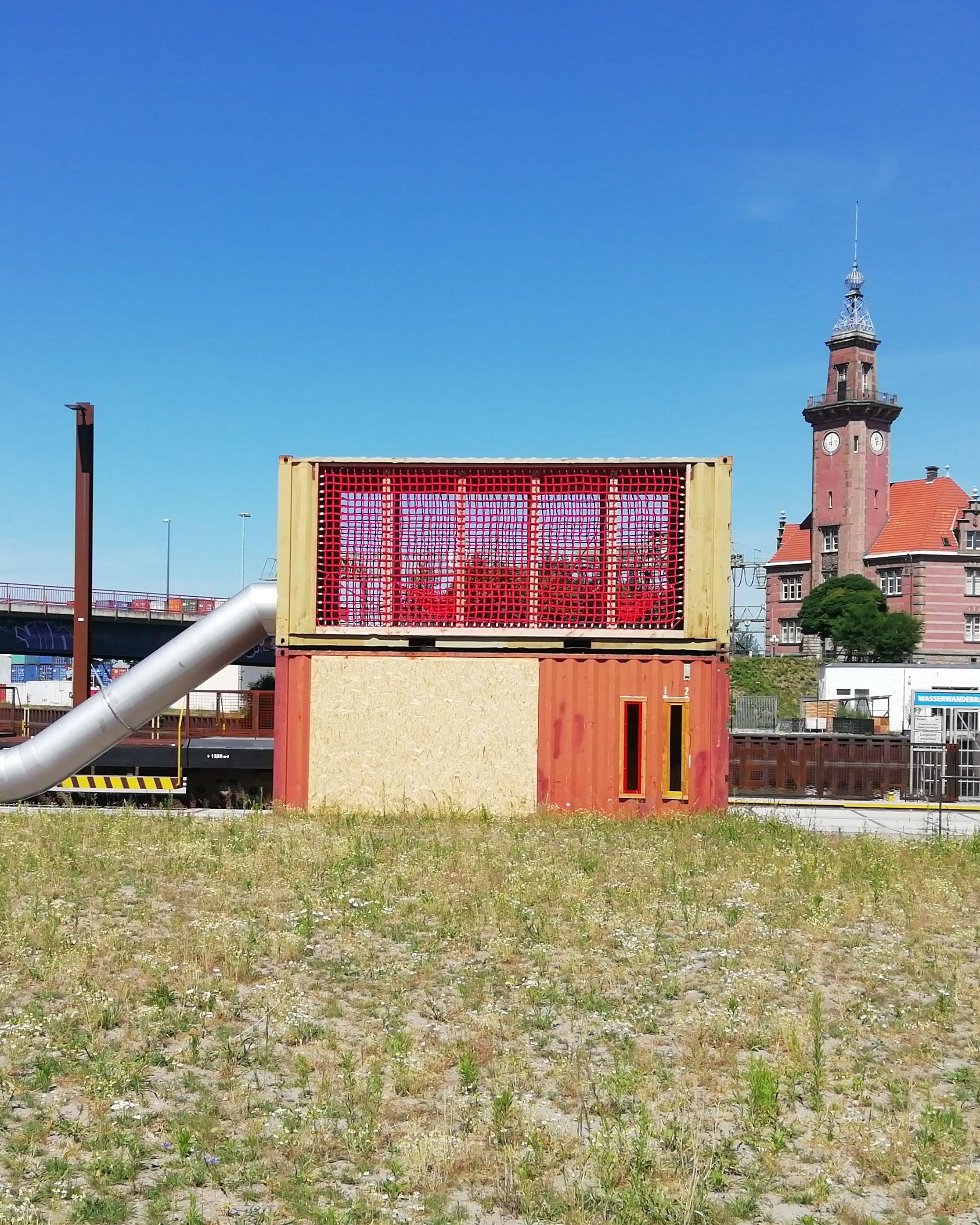 Es wird ein Gebäude mit einer Rutsche abgebildet.