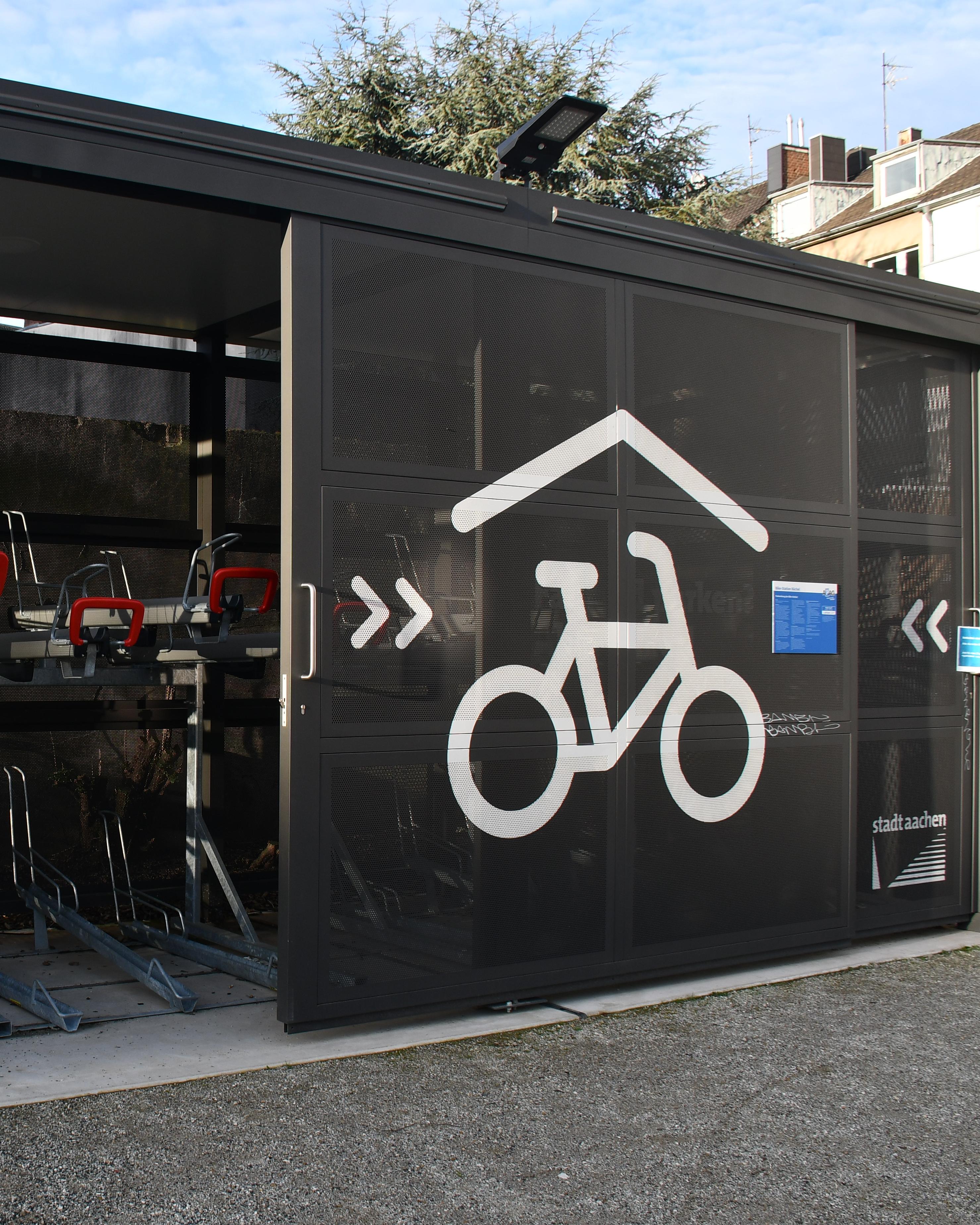 Es ist eine Fahrradgarge abgebildet.