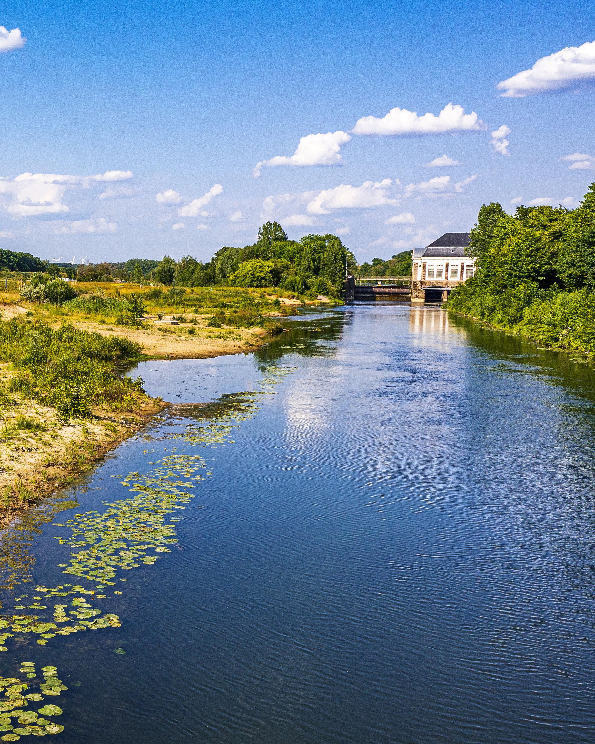 Es ist ein Fluss und Felder abgebildet.