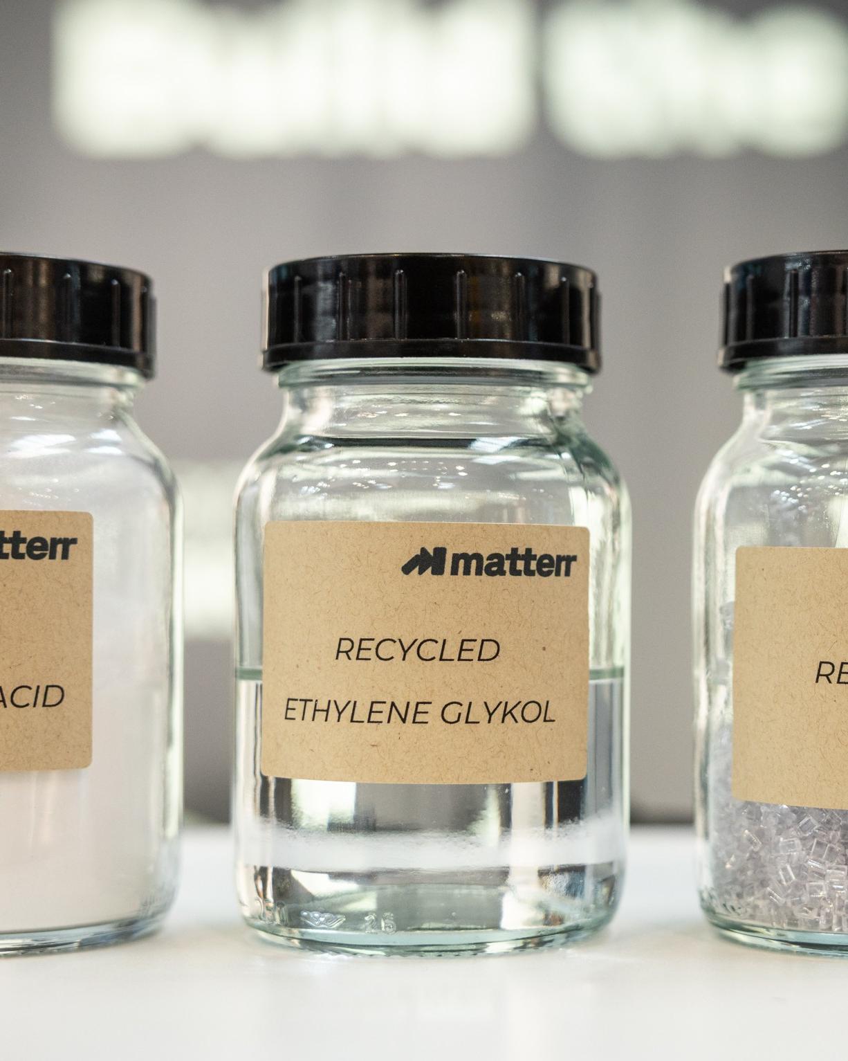 Drei verschraubte Gläser mit Recycling-Kunststoffen