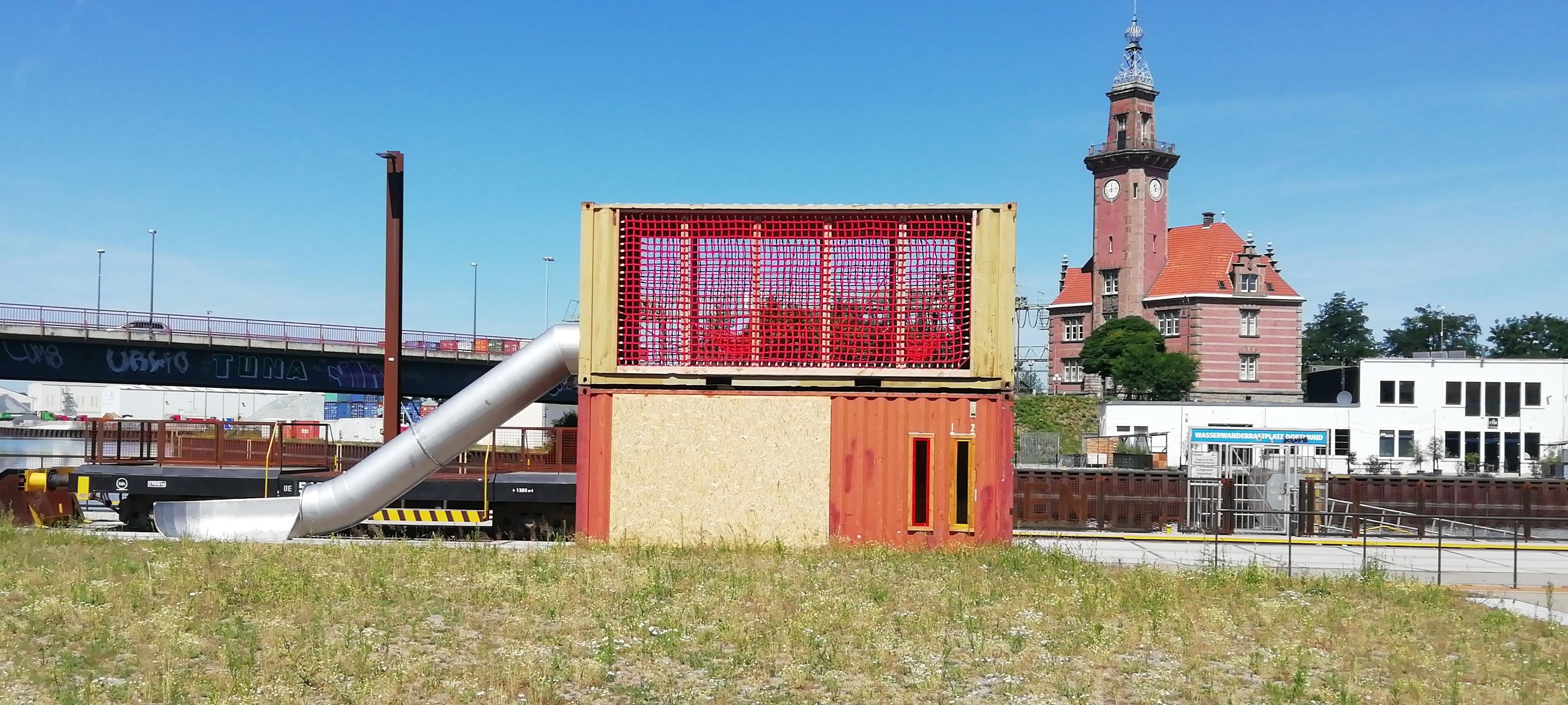 Es wird ein Gebäude mit einer Rutsche abgebildet.