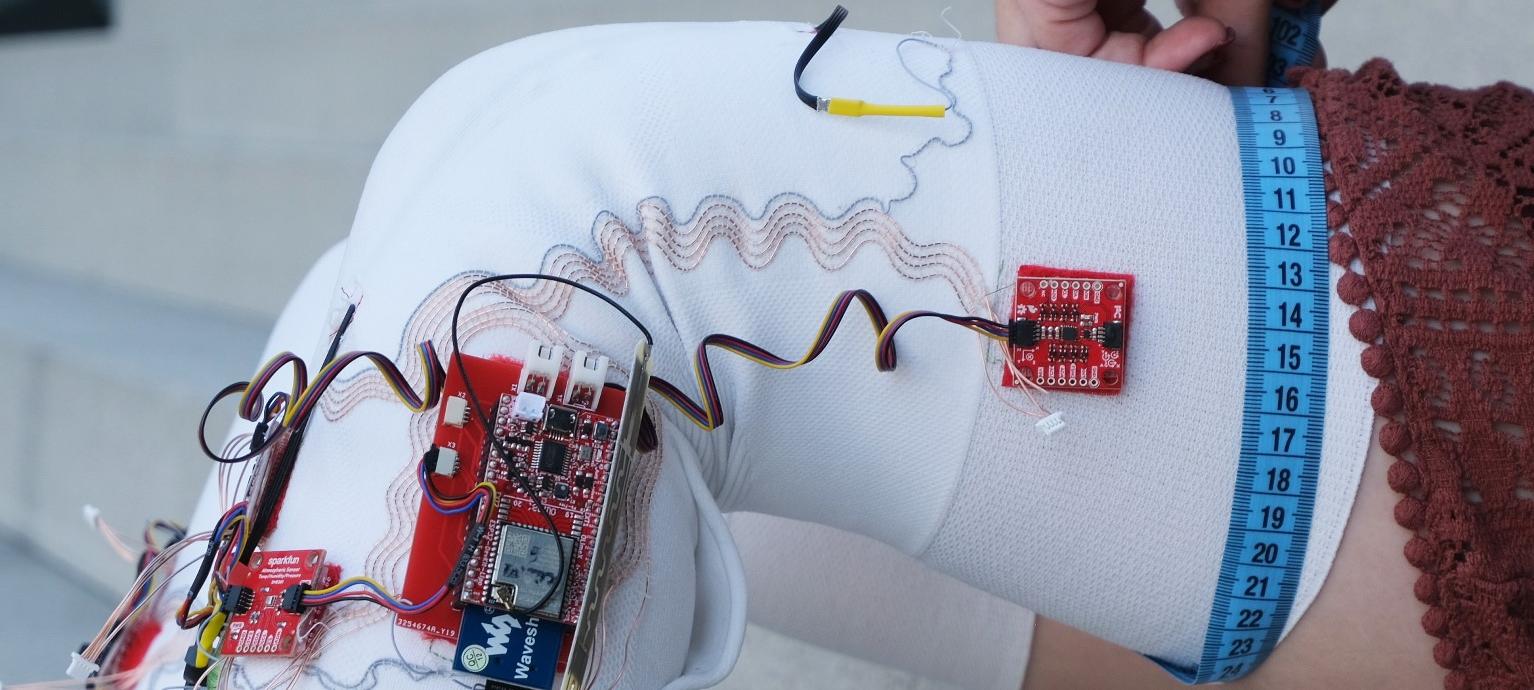 Die Bandage mit den verkabelten Sensoren an Knie einer Testperson.