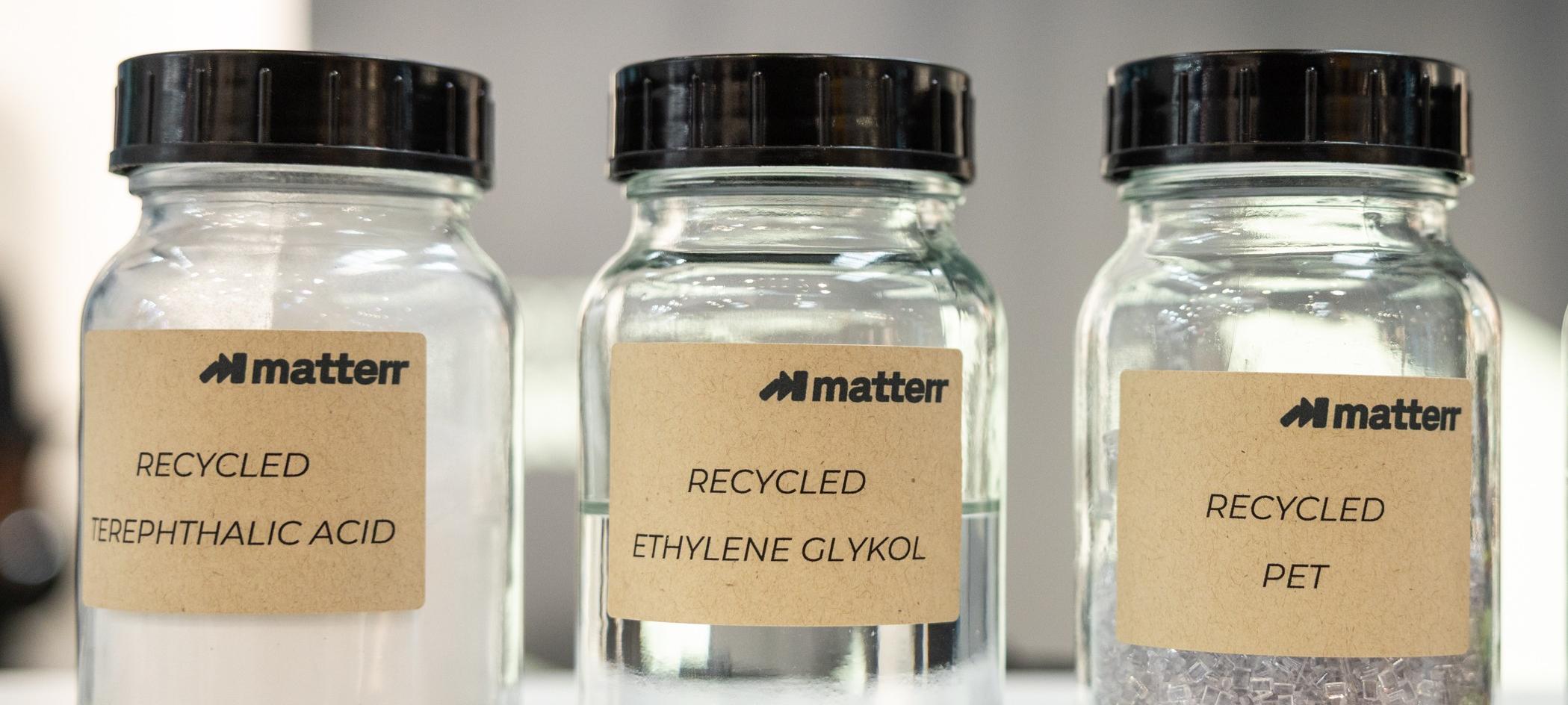 Drei verschraubte Gläser mit Recycling-Kunststoffen